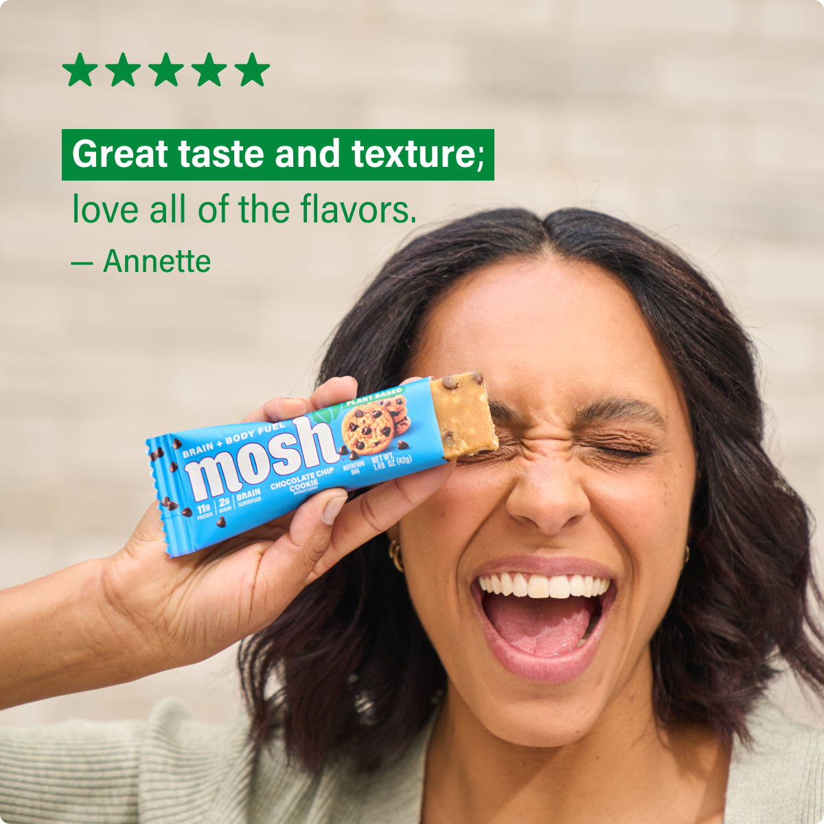 Woman holding a blue MOSH bar beside a five-star customer testimonial.